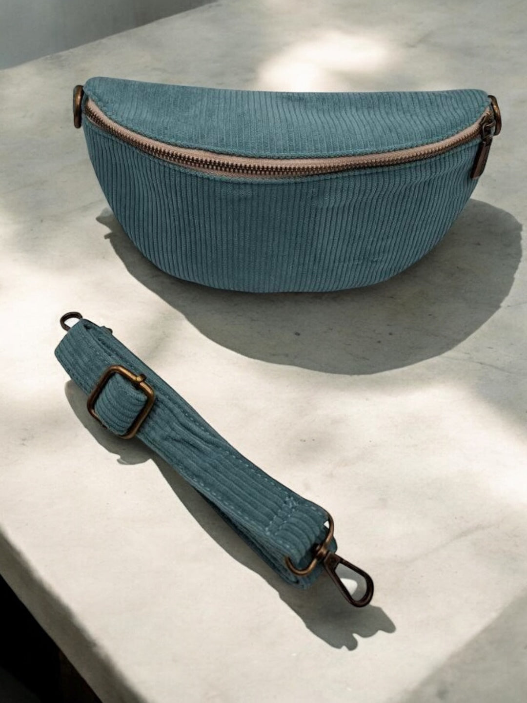 Sac banane en velours côtelé une poche bleu turquoise