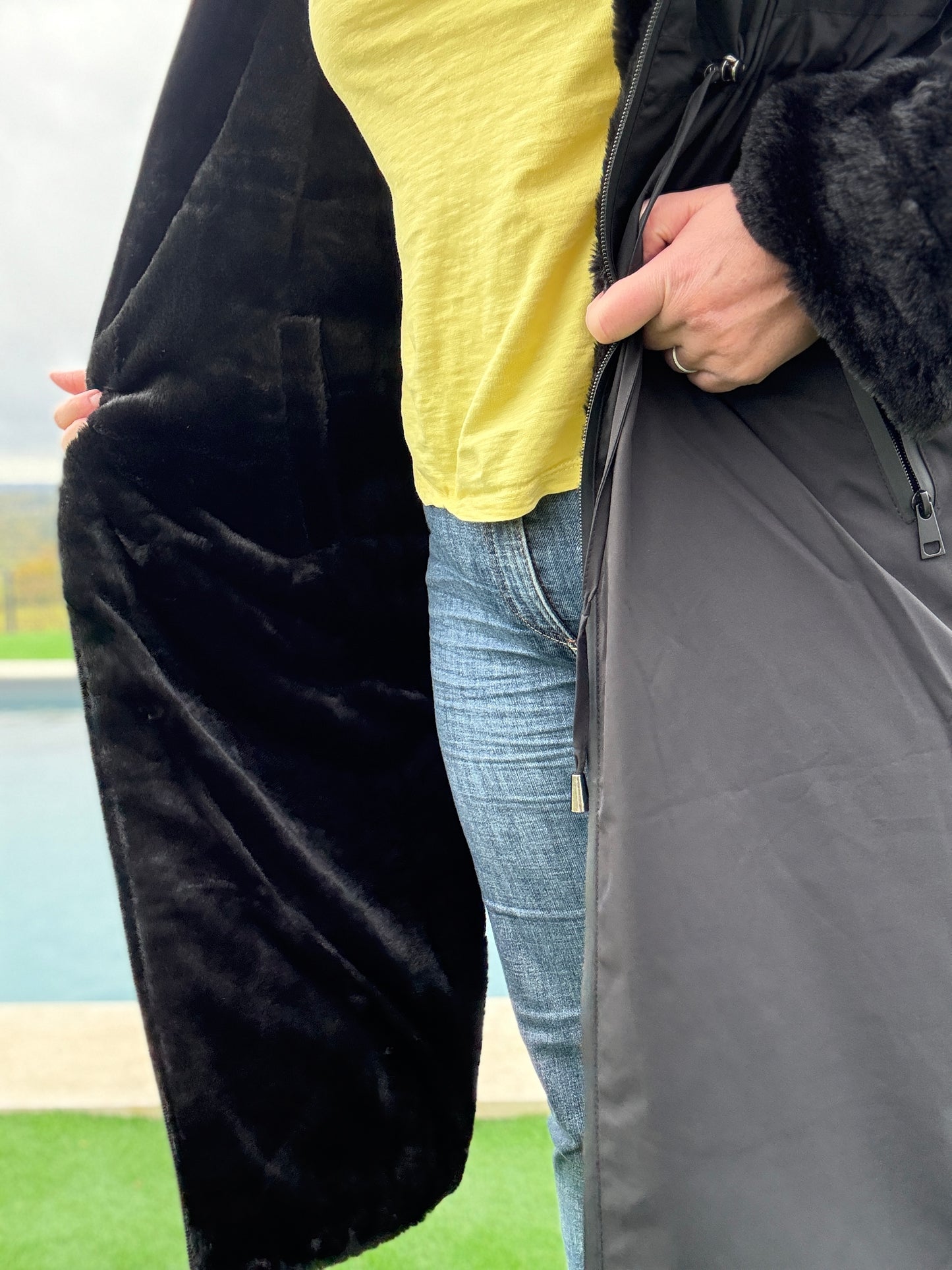 Manteau long réversible noir fausse fourrure avec capuche et cordons de serrage à la taille