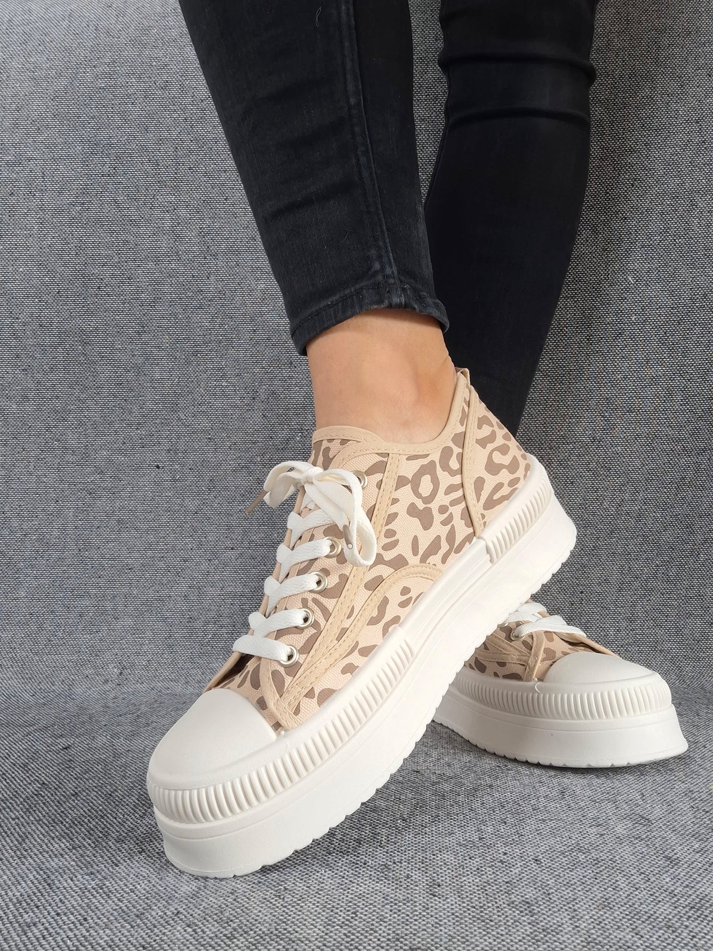 Chaussures baskets à motif léopard marron camel et blanc semelle compensée style converse