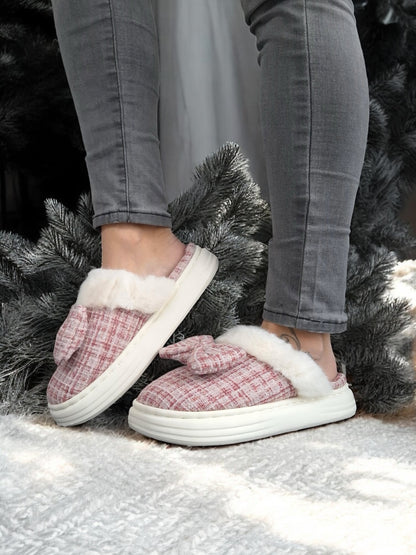 Chaussons fourrés rouge et blanc en tissu à carreaux avec noeud