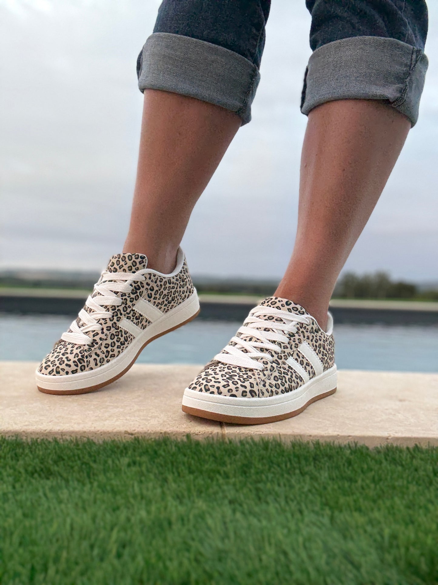 Chaussures baskets basses motif léopard basse en tissu beige style campus