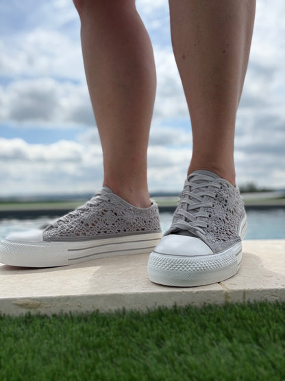 Chaussures baskets basses à dentelle grise en tissu style converse