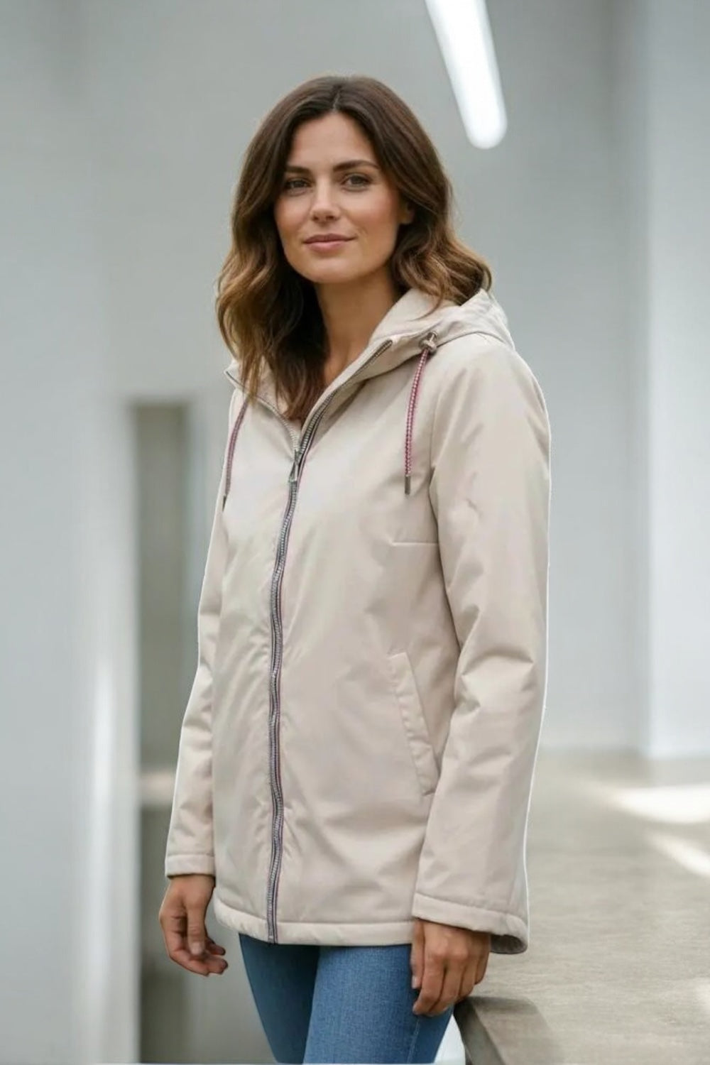 Manteau imperméable mi long fourré en fausse fourrure beige - Curvy