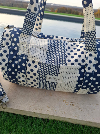 Sac polochon week end de voyage en tissu coton patchwork motifs à pois bleu marine et blanc