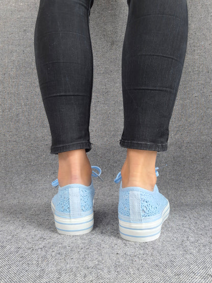 Chaussures baskets basses à dentelle bleu en tissu style converse