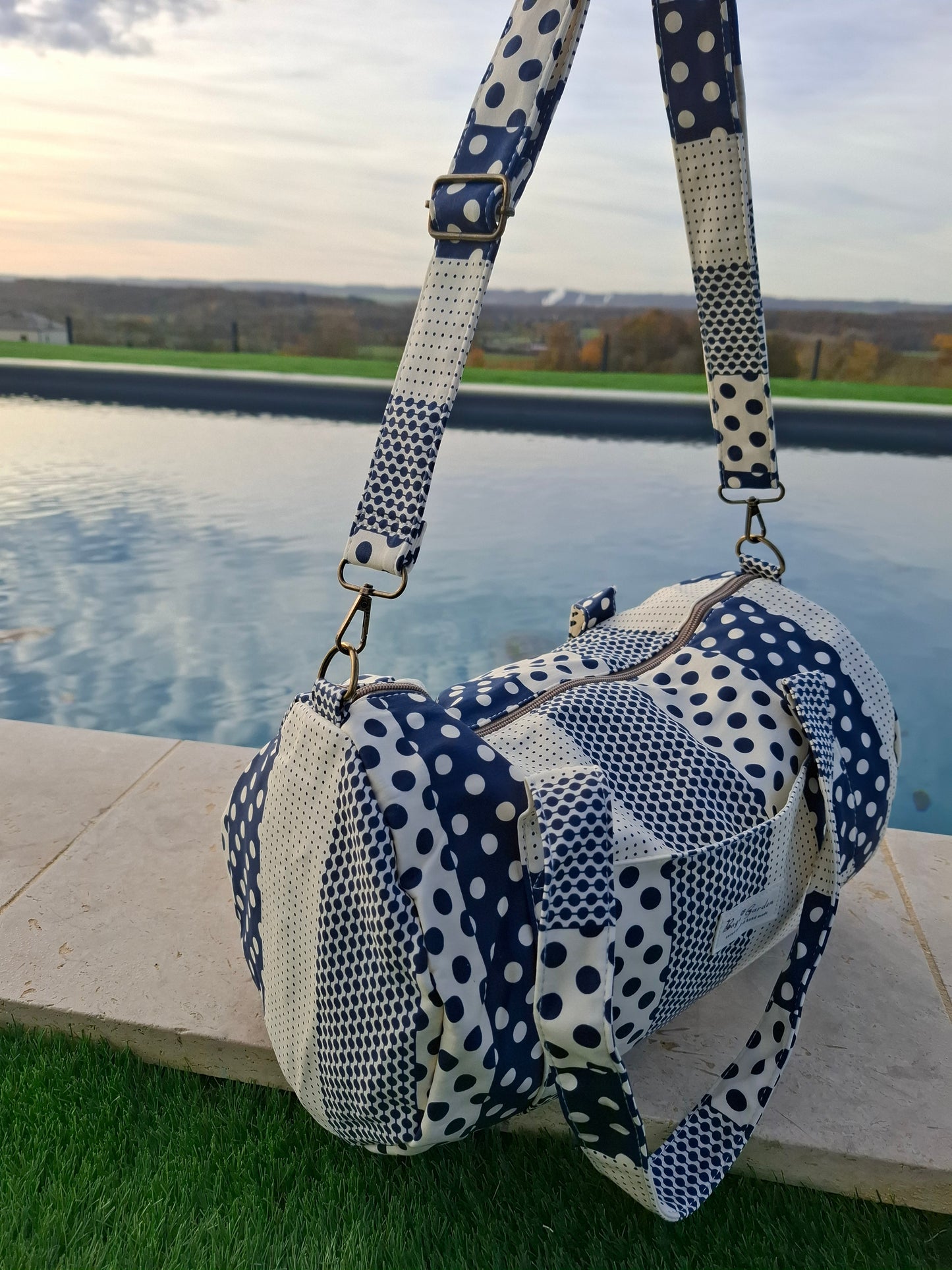Sac polochon week end de voyage en tissu coton patchwork motifs à pois bleu marine et blanc