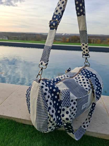 Sac polochon week end de voyage en tissu coton patchwork motifs à pois bleu marine et blanc