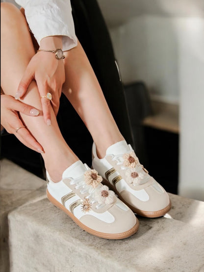 Nouveautés - Chaussures baskets plates beige et blanches avec deux bandes dorées (bijoux de lacets)