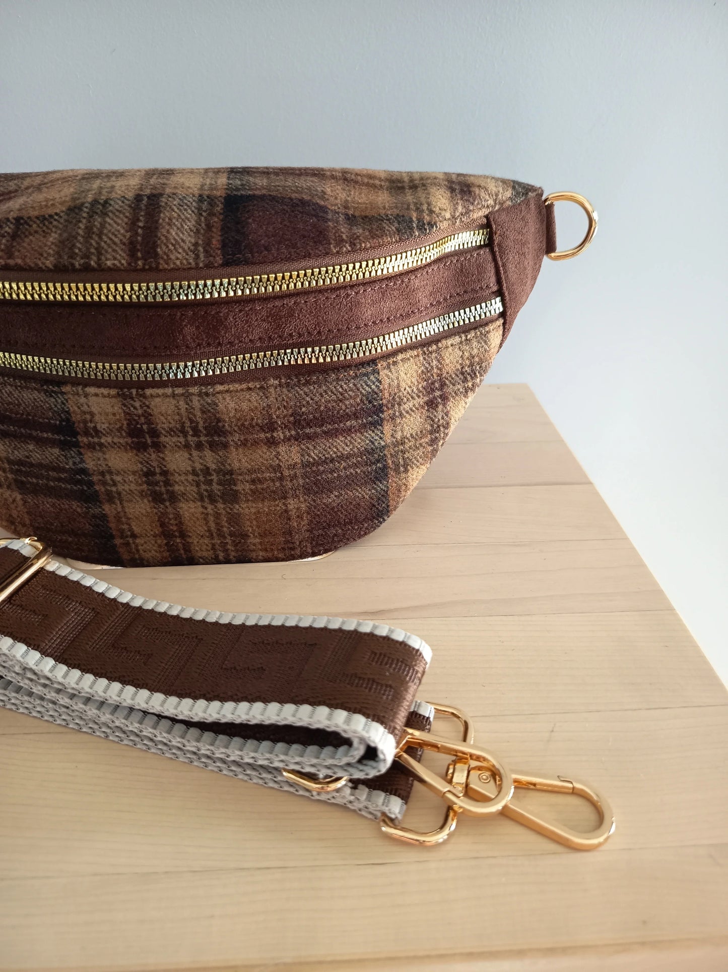 Riñonera de tela con estampado escocés, correa fantasía en tonos marrones