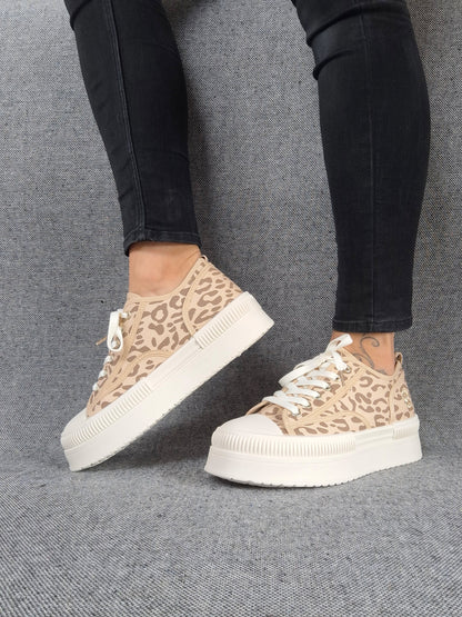 Chaussures baskets à motif léopard marron camel et blanc semelle compensée style converse