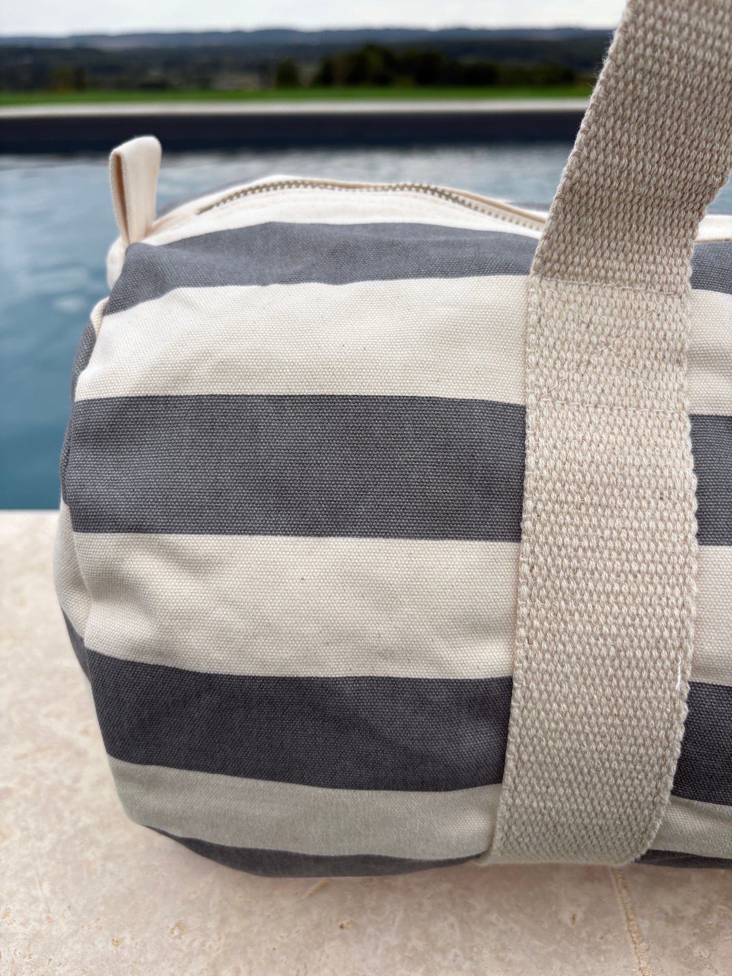 Sac polochon en coton rayé gris et blanc