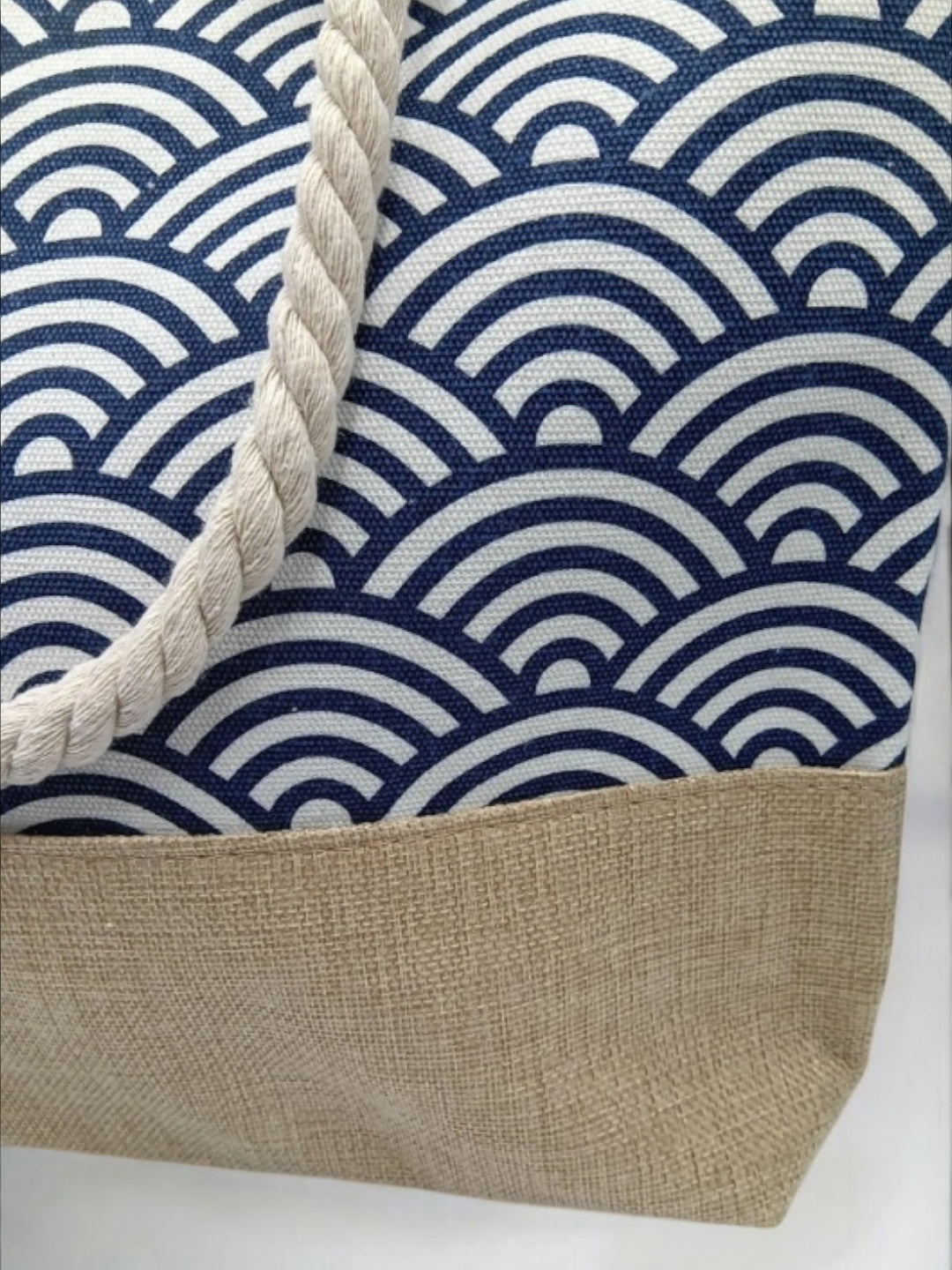 Sac à main de plage porté à l’épaule bleu motifs vagues
