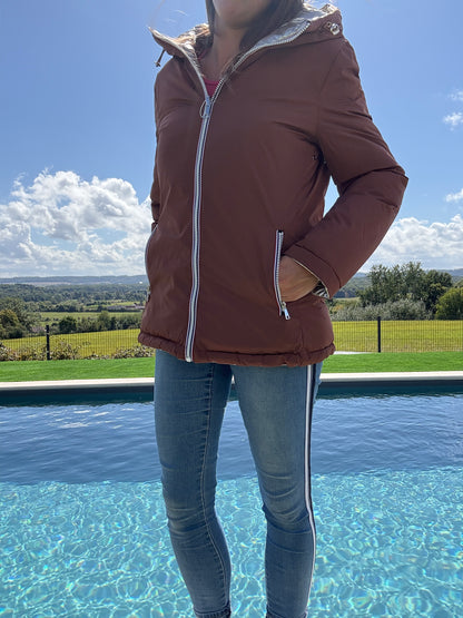 Melya Melody - Manteau court réversible et imperméable matelassé marron chocolat/doré
