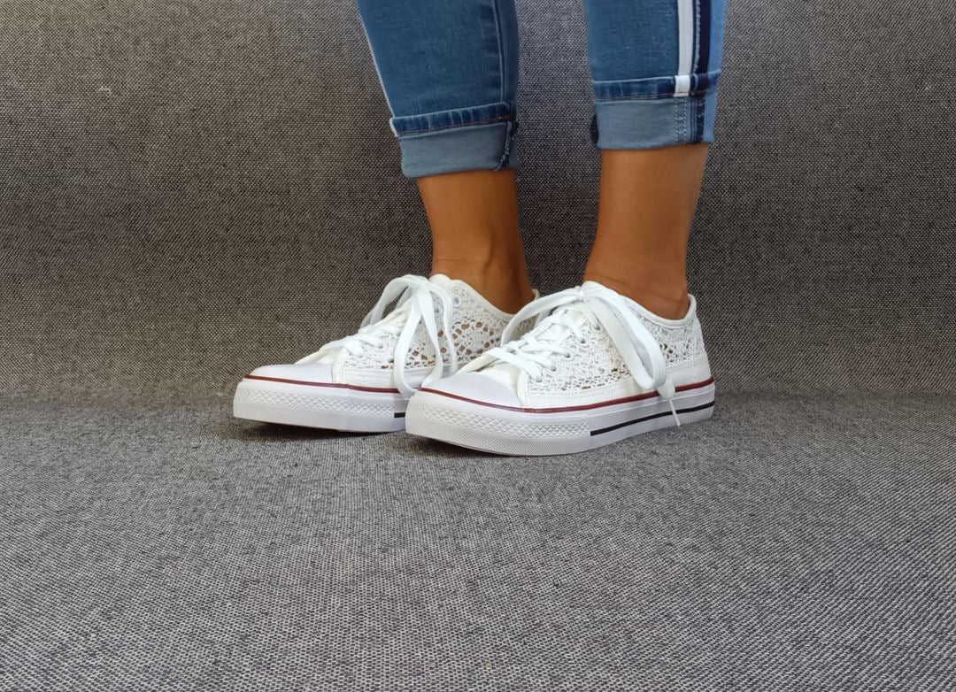 Baskets à dentelle blanche basse en tissu style Converse