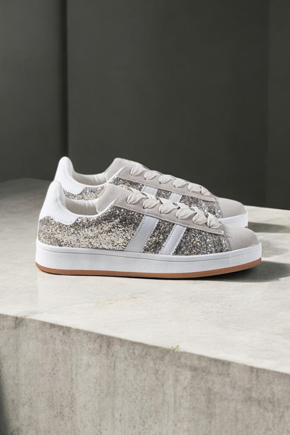 Chaussures baskets gold argenté à paillettes bandes blanches style campus