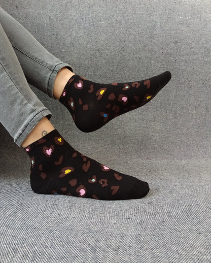 Paire de chaussettes noires en coton à motis coeurs colorés