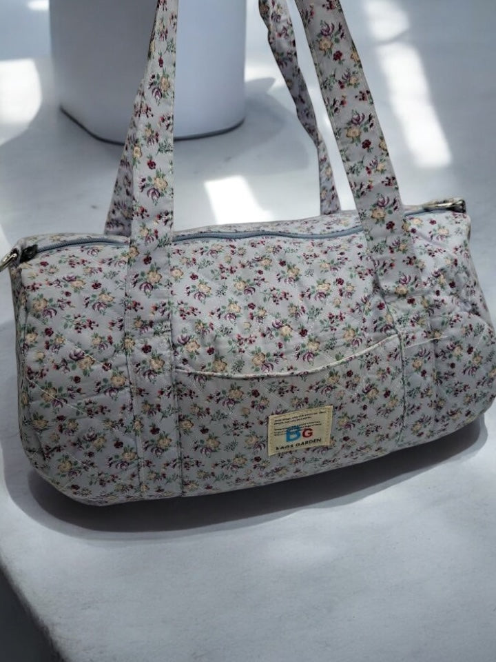 Sac polochon en coton matelassé motifs à fleurs bleu ciel