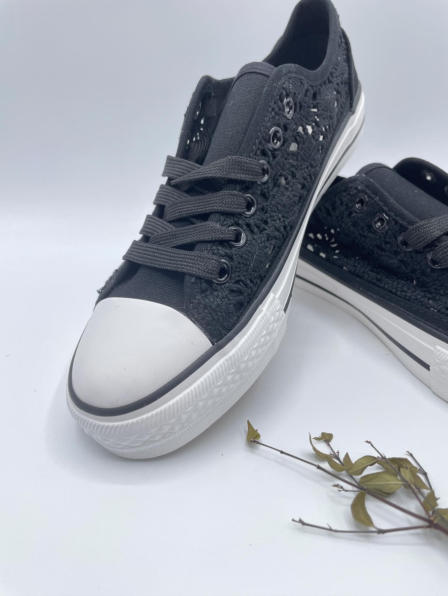 Baskets basses à dentelle noir en tissu style Converse