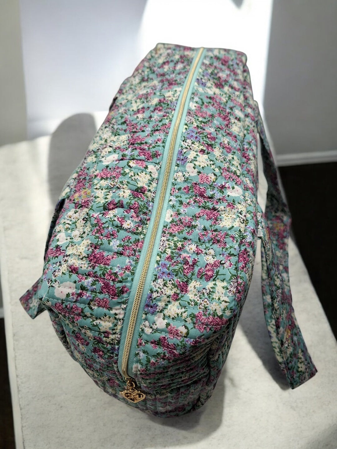 Sac week-end polochon en coton matelassé multicolore liberty fleuri rouge et blanc