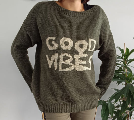 Pull mailles kaki inscription “good vibes” doré