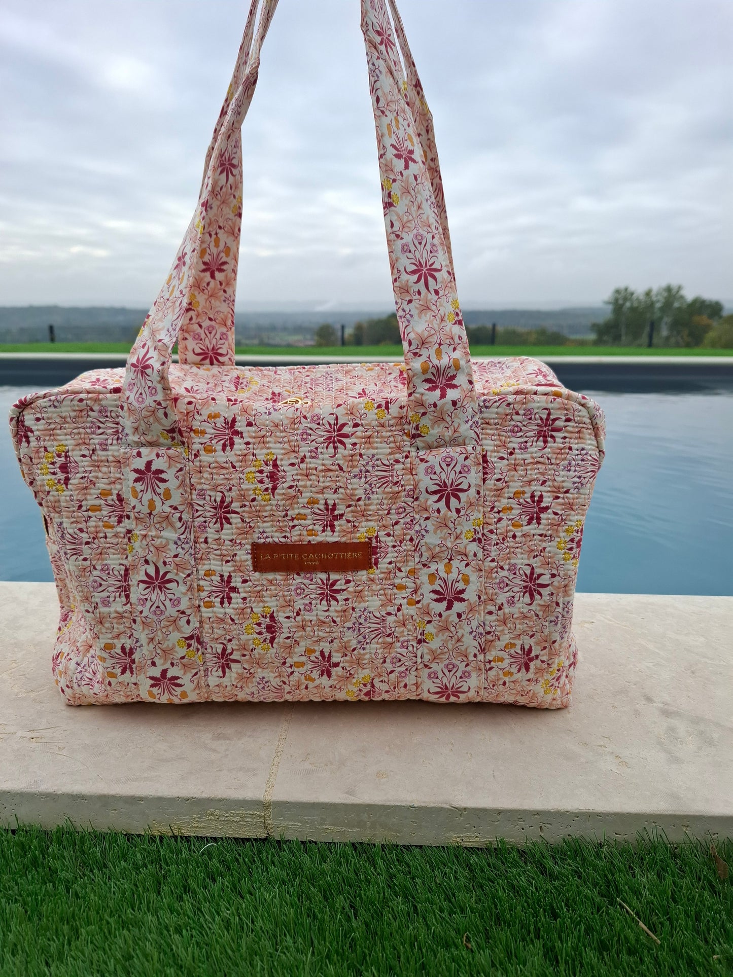 Sac week-end polochon en coton matelassé rose liberty fleuris nuances de rose de jaune et de blanc