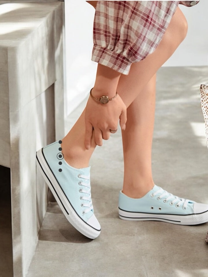 Chaussures baskets basses bleu ciel et blanc type converse