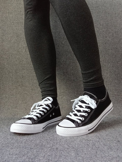 Baskets basses noir et blanc type converse