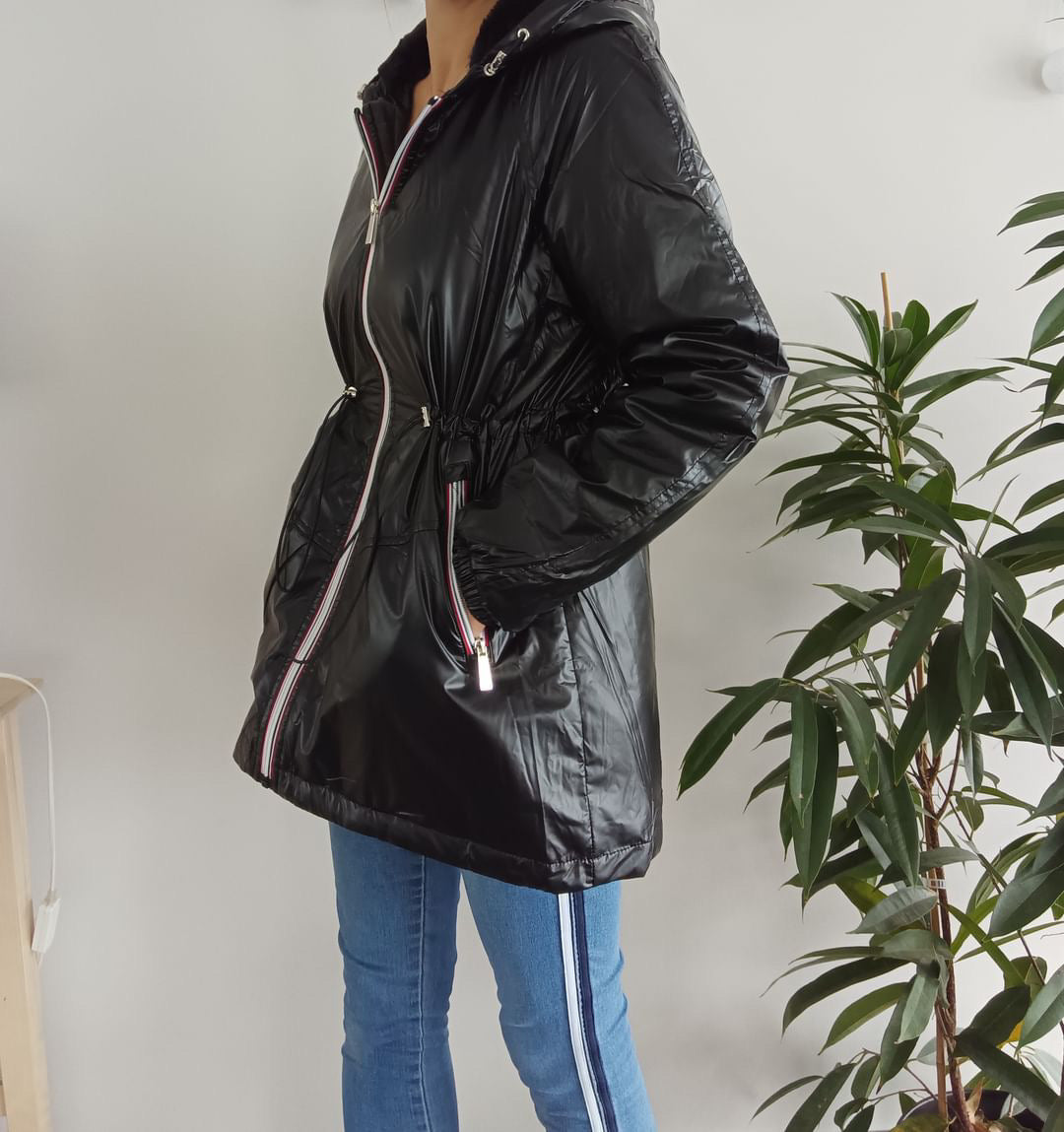 Attrait Paris - Manteau mi-long imperméable fourré resserrable à la taille noir brillant