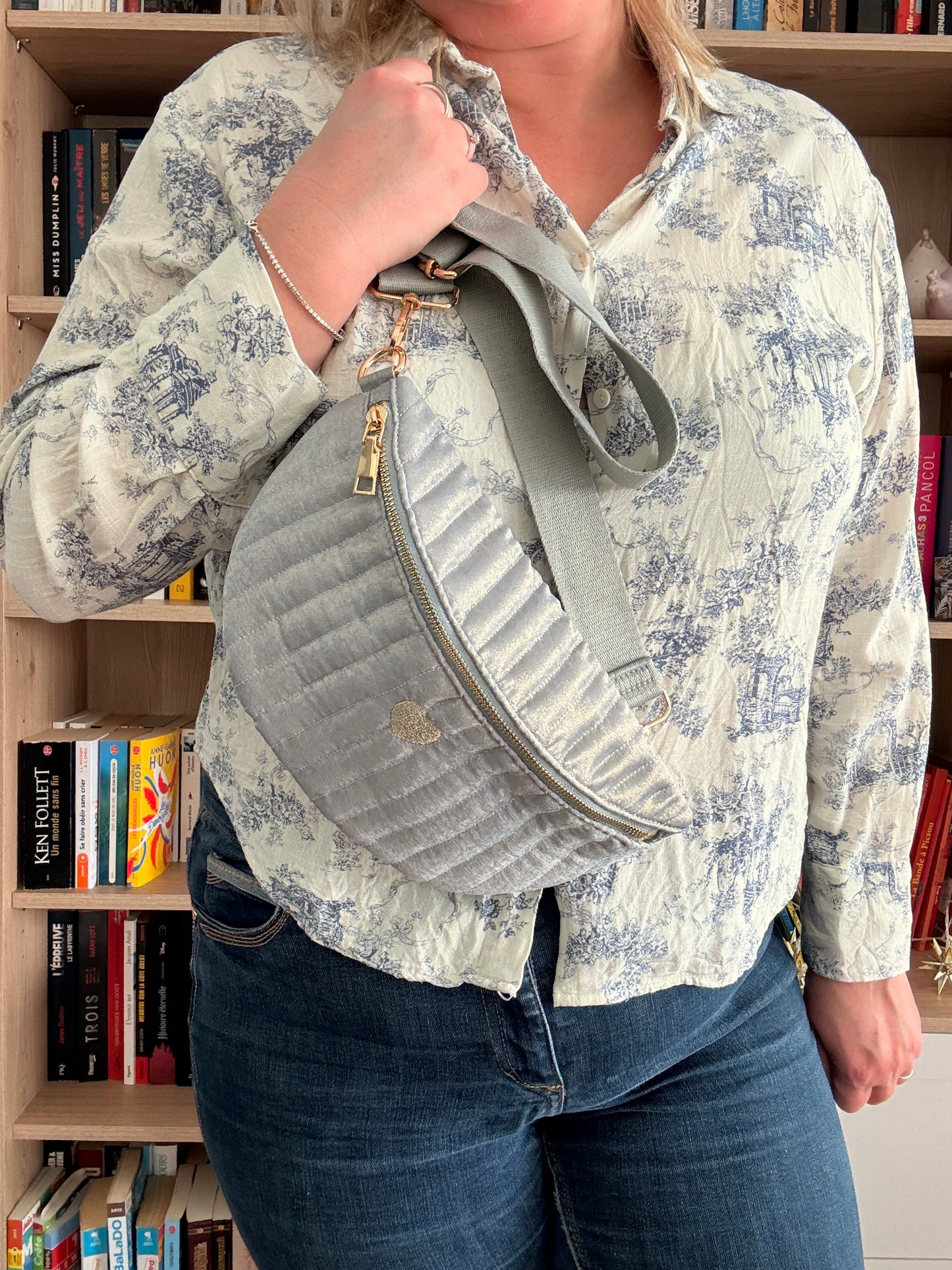 Sac banane bleu clair irisé en tissu texturé relief – style chic et finitions dorées pour femme