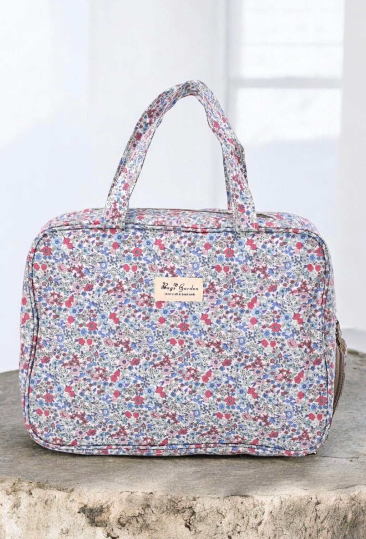 Sac polochon week-end motif liberty floral multicolore avec des motifs rose, violet et bleu