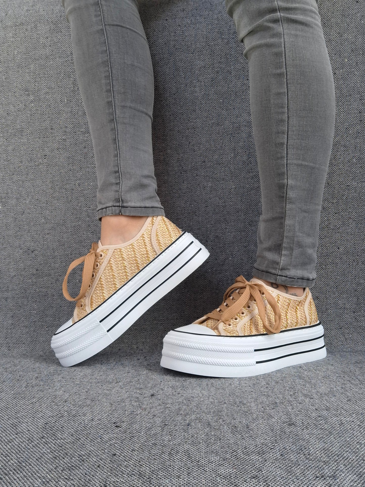 Chaussures baskets tissées beige doré semelle compensée style converse
