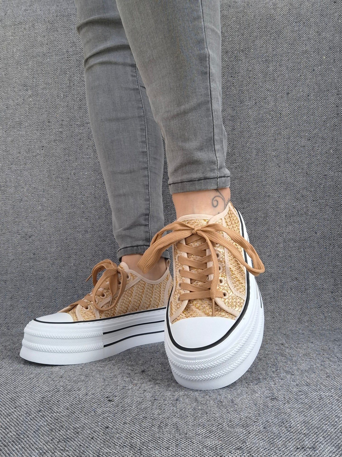 Chaussures baskets tissées beige doré semelle compensée style converse