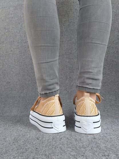 Chaussures baskets tissées beige doré semelle compensée style converse