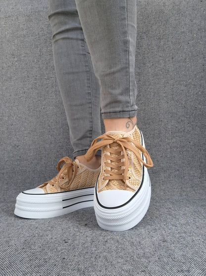 Chaussures baskets tissées beige doré semelle compensée style converse