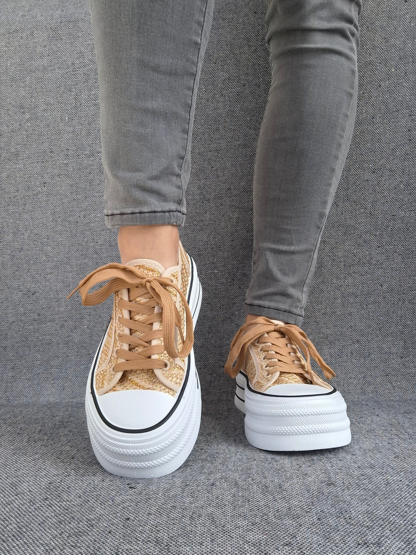 Chaussures baskets tissées beige doré semelle compensée style converse