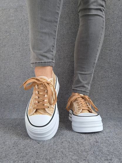 Chaussures baskets tissées beige doré semelle compensée style converse