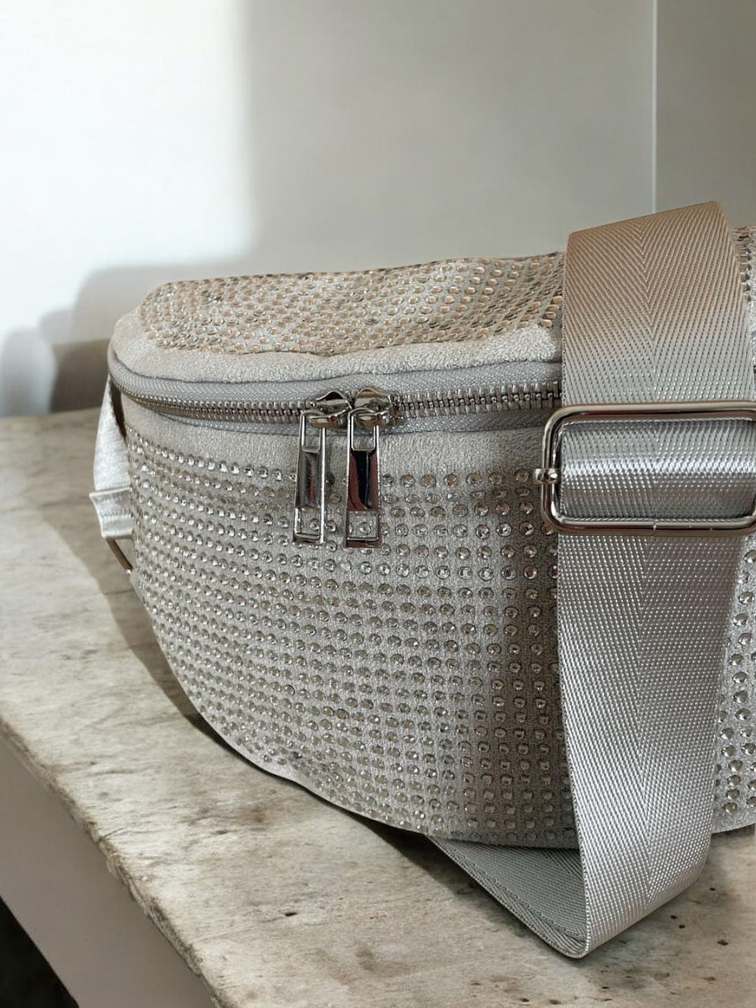 Sac banane toucher velours à strass couleur argent