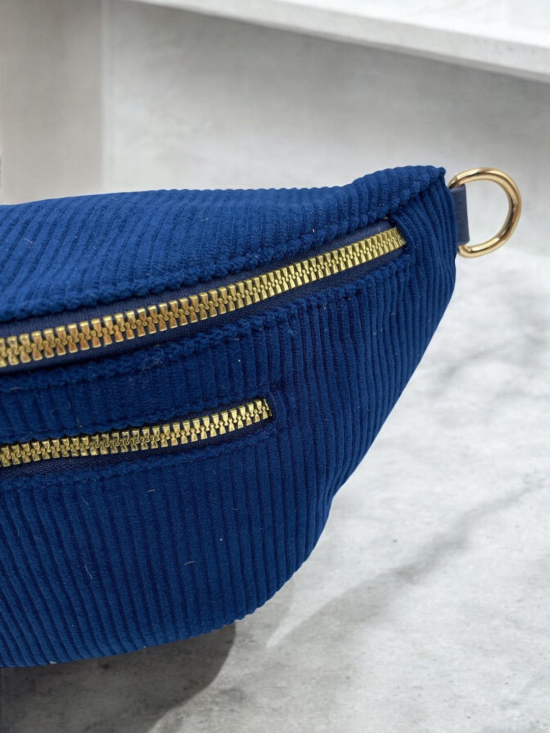 Sac banane velours côtelé 2 poches bleu marine sangle fantaisie