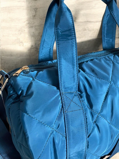 Sac polochon matelassé bleu avec anses et bandoulière réglable