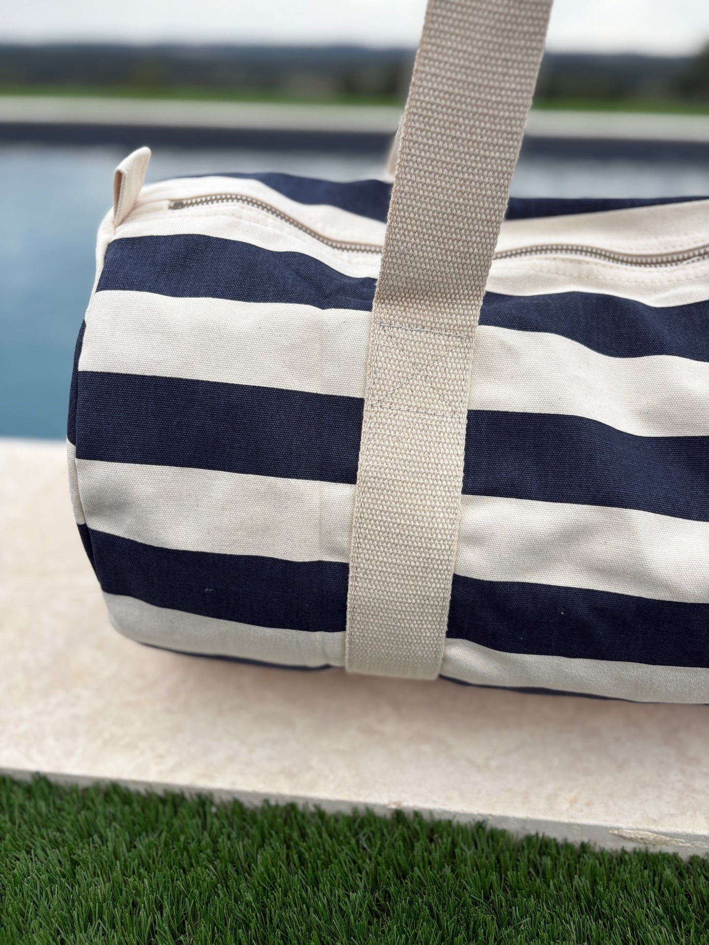 Sac polochon en coton rayé bleu marine et blanc