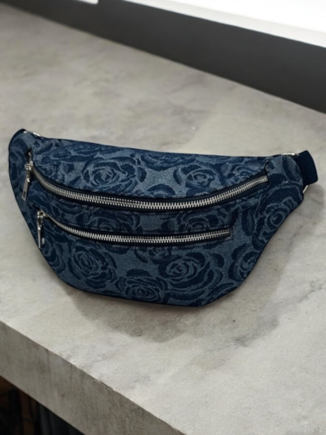 Sac banane XL tissu jean 2 poches motifs fleuri