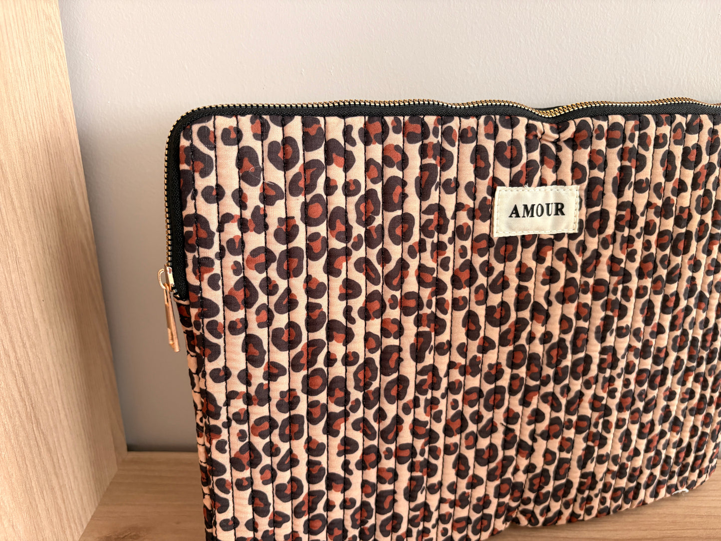 Pochette housse pour ordinateur en coton matelassé beige taupe motifs léopard couleur Noir et marron