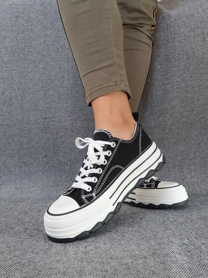Chaussures baskets noires et blanches semelles plate-forme tout terrain style converse