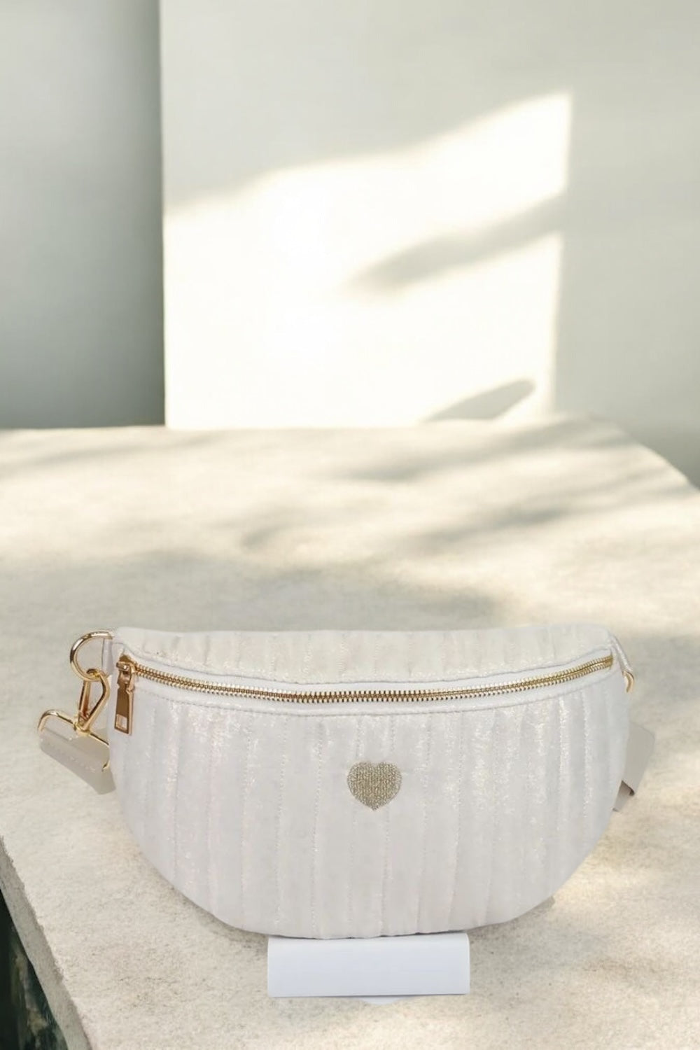 Sac banane en tissu irisé texturé relief élégant blanc crème