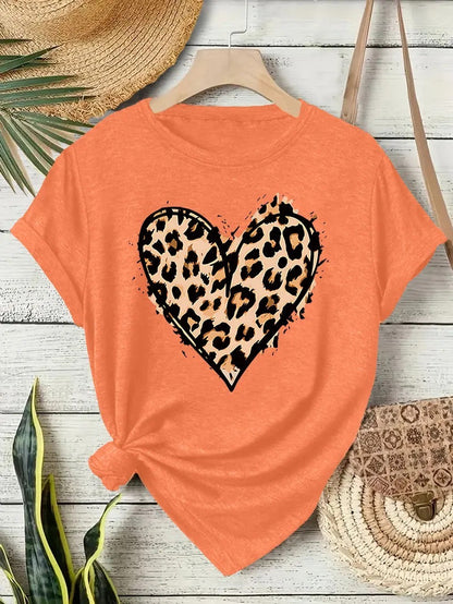 T-shirt Femme orange avec cœur léopard noir et beige, imprimé estival félin, col rond.