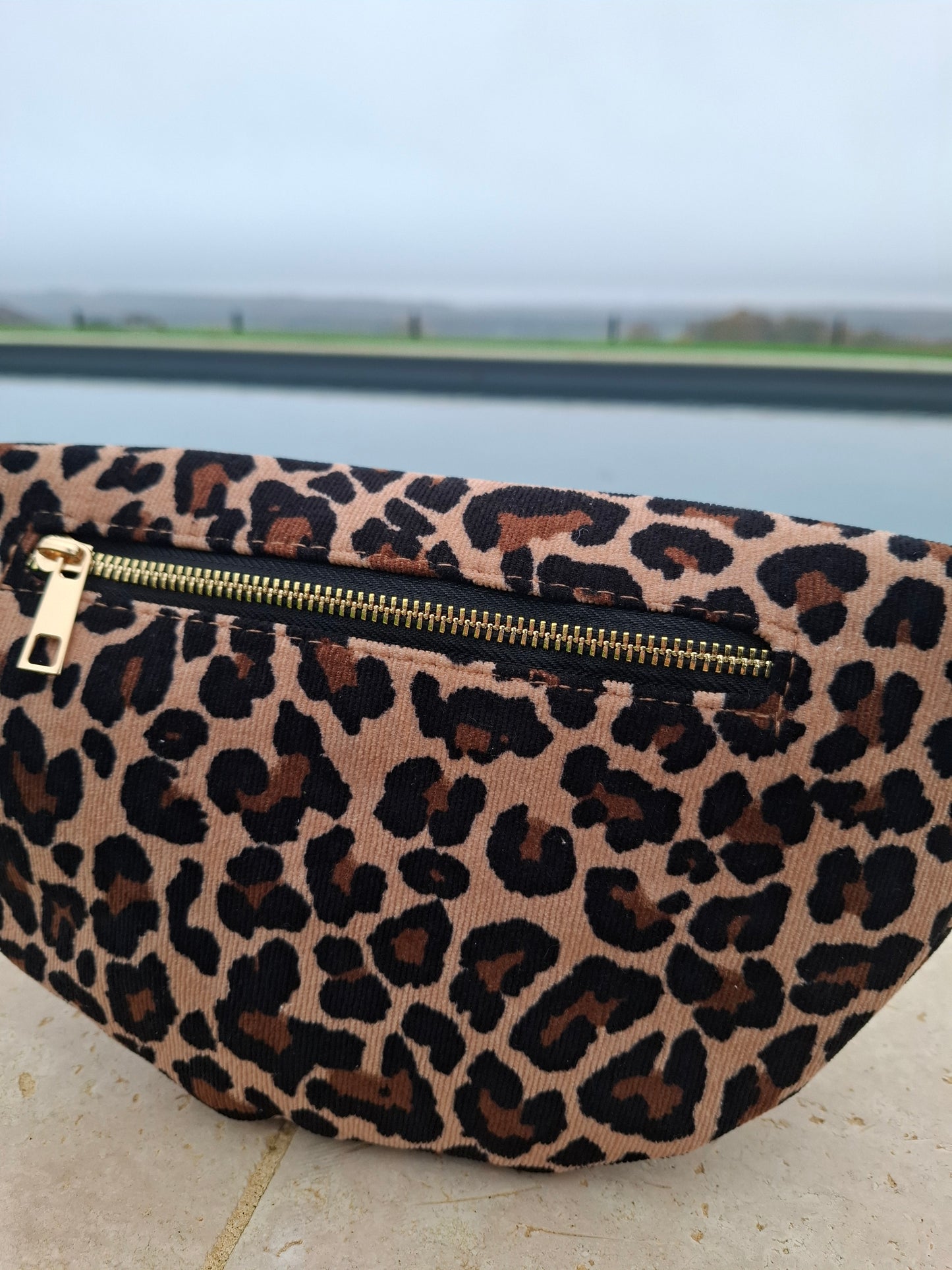 Sac banane en velours côtelé marron et noir imprimé léopard