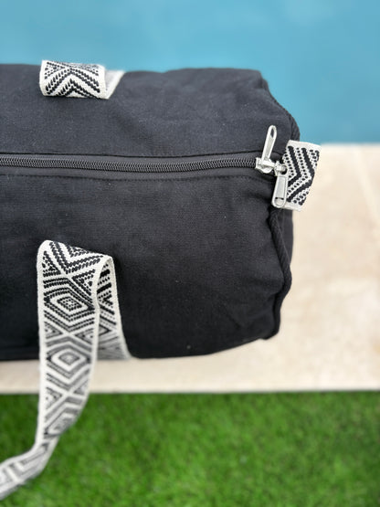 Sac polochon en coton tissu noir avec poignées motifs géométriques en noir et blanc