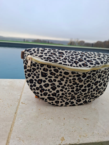 Sac banane en velours côtelé beige imprimé léopard noir et marron