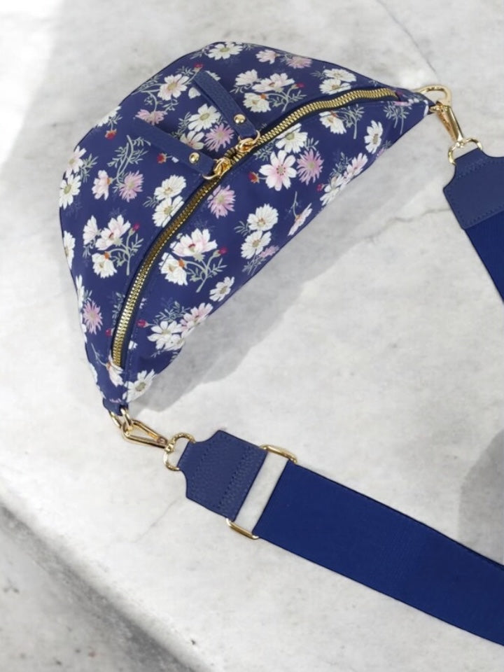 Sac banane en tissu bleu marine motifs fleuris blanc et rose