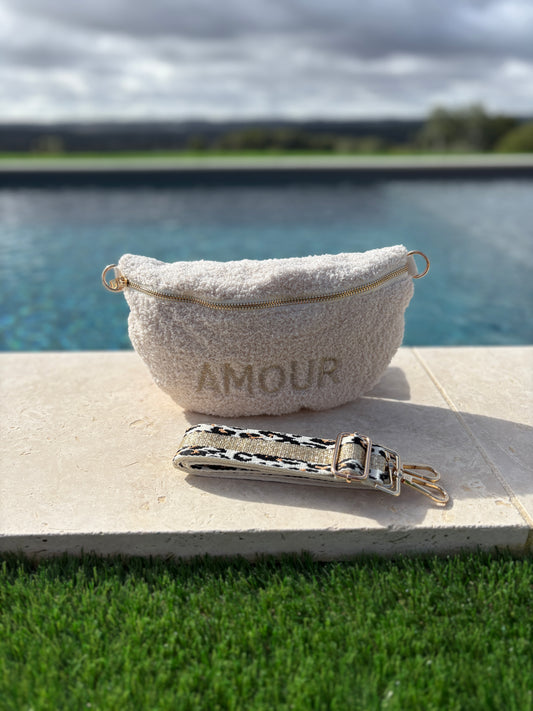 Sac banane en tissu moumoute douce écru au design bouclé avec le mot "AMOUR" sangle fantaisie léopard
